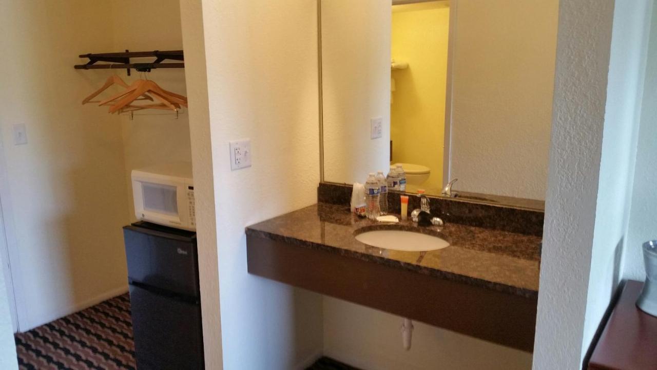 Riverwalk Inn & Suites Fort Atkinson Dış mekan fotoğraf